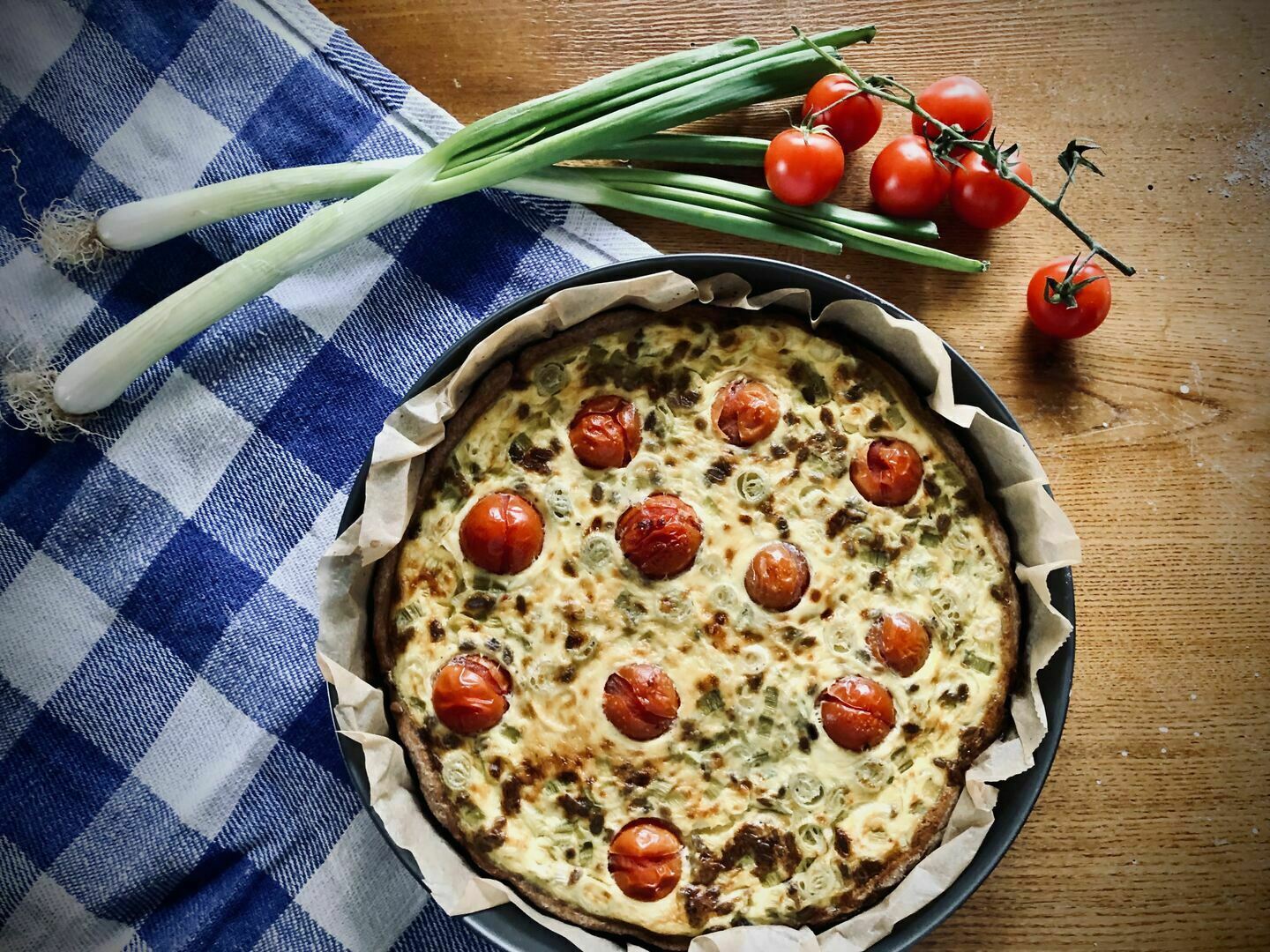 Knusprige Frühlings-Tarte mit Ziegenfrischkäse und Tomaten Knusprige Frühlings-Tarte mit Ziegenfrischkäse und Tomaten