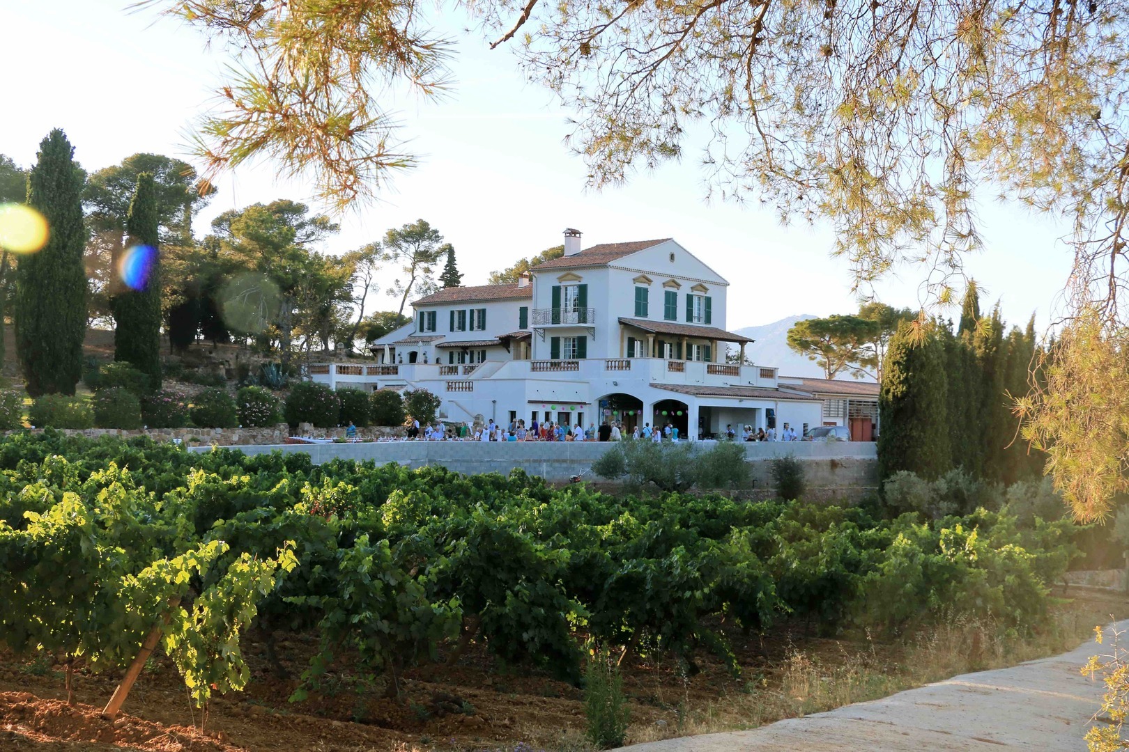 So fühlt sich der Urlaub beim Winzer richtig gut an. Ferien in der Provence auf dem Weingut. So fühlt sich der Urlaub beim Winzer richtig gut an. Ferien in der Provence auf dem Weingut.