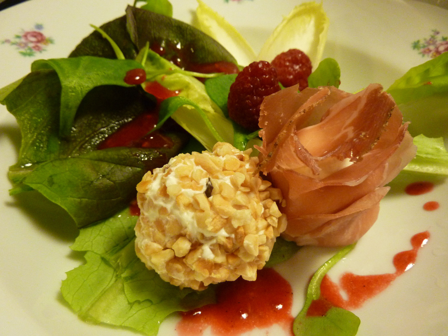 Salat mit Himbeerdressing und Ziegenfrischkäse Pralinen Salat mit Himbeerdressing und Ziegenfrischkäse Pralinen