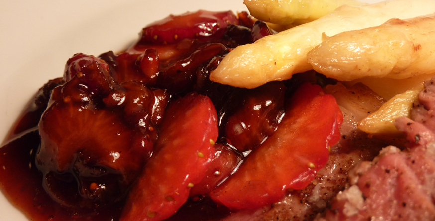 REZEPT MIT ERDBEEREN UND SPARGELN: gebratender Spargel mit Erdbeer-Chili-Marmelade REZEPT MIT ERDBEEREN UND SPARGELN: gebratender Spargel mit Erdbeer-Chili-Marmelade